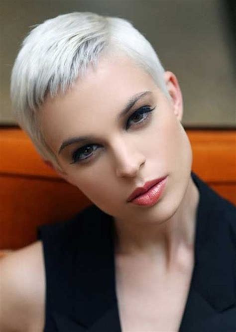 coupe ultra courte femme cheveux gris|Coupe courte pour cheveux gris : les plus belles idées。